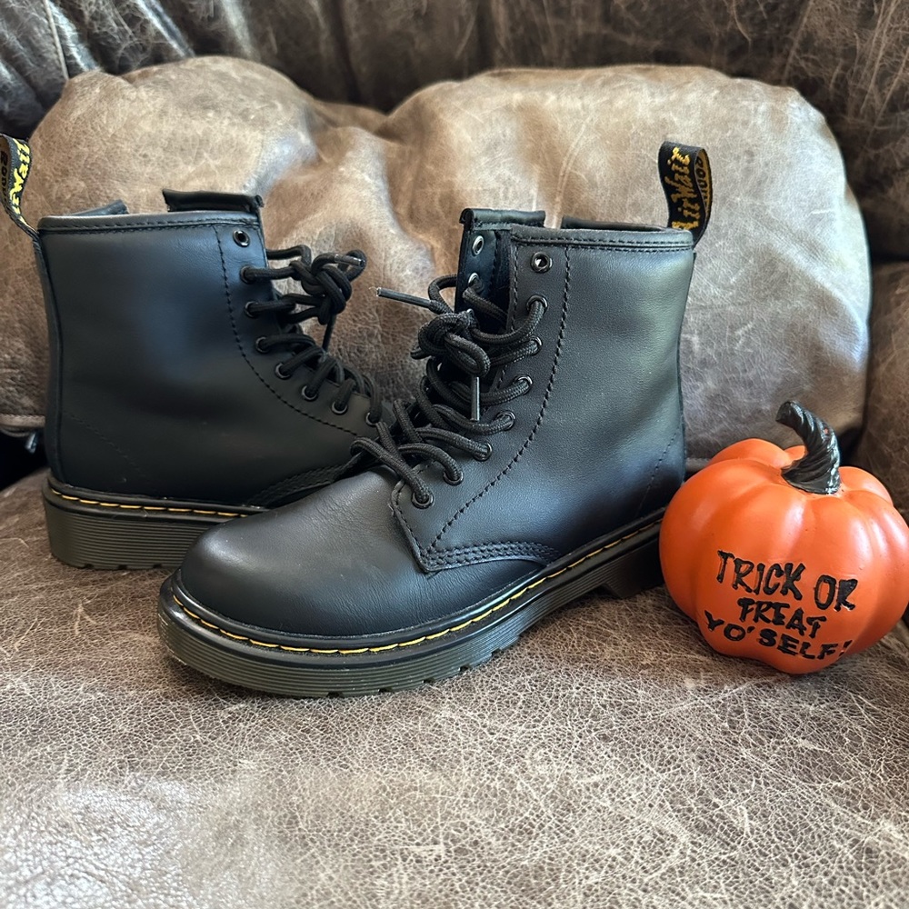 VGUC Dr Marten boots sz 2 youth